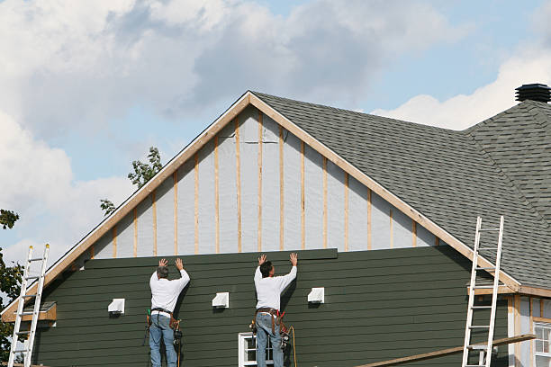 Professional Vinyl Siding technician working in Hazlet, NJ